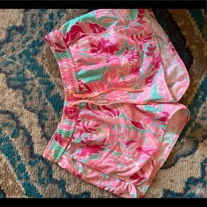 Lilly Pulitzer EUC XS run around shorts love birds